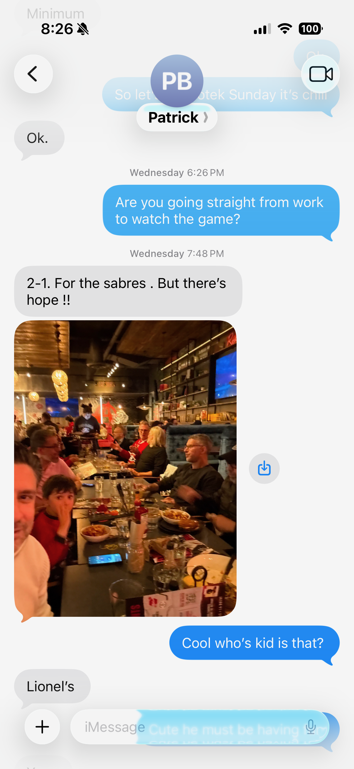 Echange de messages sur un match et une photo — Conversation iMessage